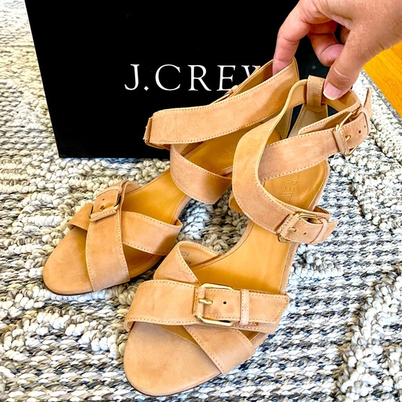 J Crew Lucca Suede Sandals
Brand-new condition, size 7.5
Color-Apricot Mist